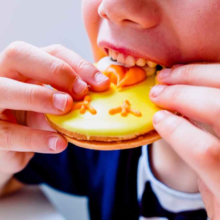 Hidden Sugar in Kids’ Diets, A child’s lunchbox filled with snacks and labels showing hidden sugar content.